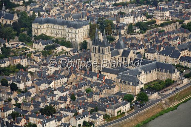 france loir et cher 14.JPG - Vue aérienne de BloisChâteau et cathédraleLoir-et-Cher,  France